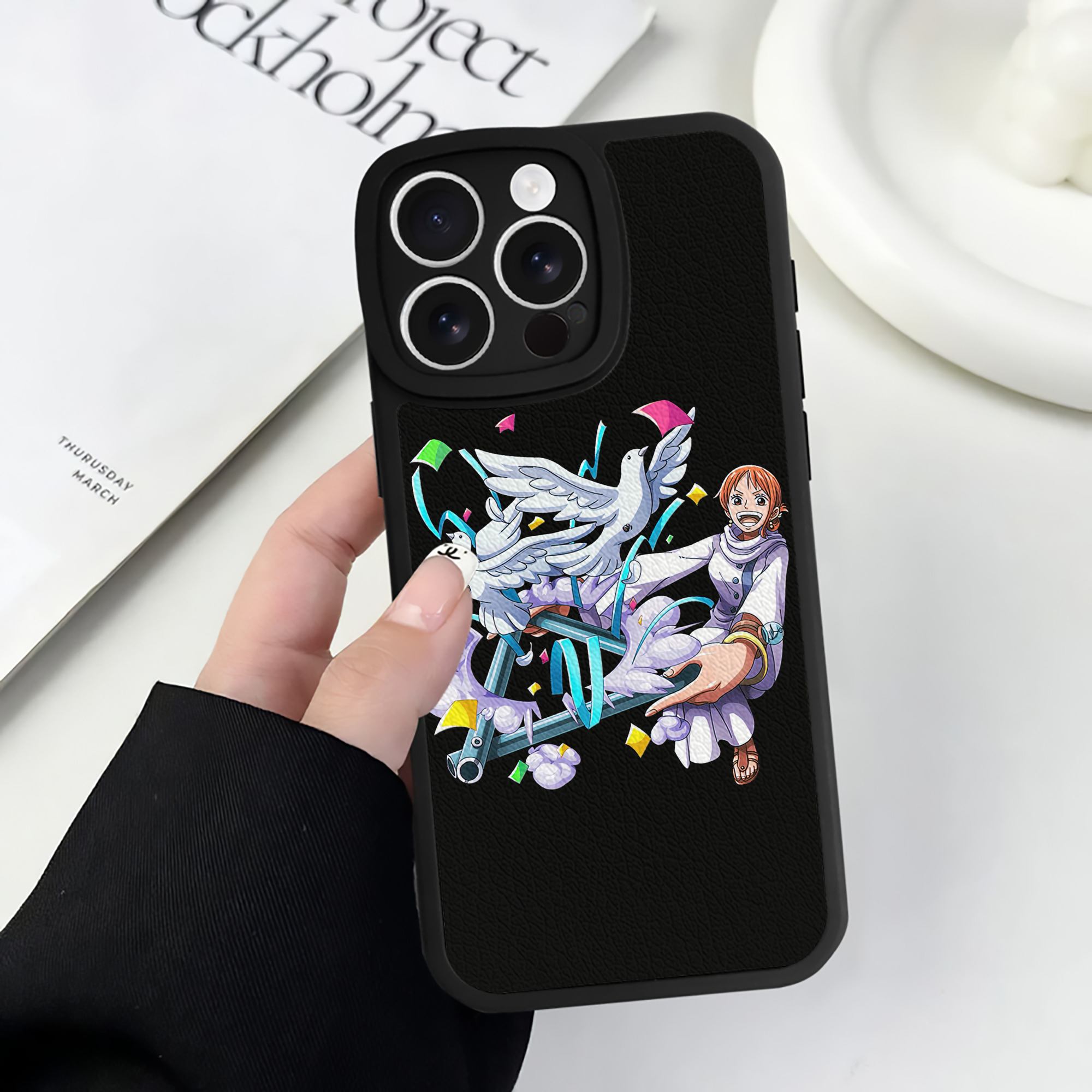 （画像用） ワンピース ナミ ONE PIECE Nami 【iPhone 16シリーズ対応】シリコンスマホケース（レザー調） 材質：シリコン